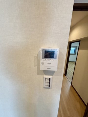 【防犯設備】 | ファミリーコーポ今福 | 来客時に姿を確認できるモニタ付きインターホンです。