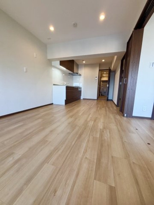 【居間・リビング】 | ファミリーコーポ今福 | LDK（約12.0帖）：ナチュラルな雰囲気のフローリングは家具やインテリアなども合わせやすいです。