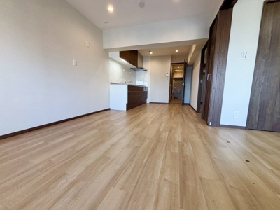 【居間・リビング】 | ファミリーコーポ今福 | LDK（約12.0帖）：南向きの窓から陽射しが入り、採光・通風共に良好なお部屋です。