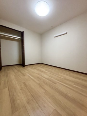 【洋室】 | ファミリーコーポ今福 | 洋室（約4.5帖）：必要十分な広さの洋室です。テレワークや趣味の空間としても。