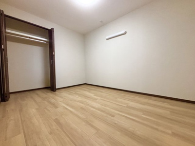 【洋室】 | ファミリーコーポ今福 | 洋室（約4.5帖）：家具のレイアウトがしやすいプレーンな形状です！