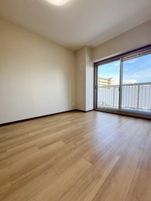 【洋室】 | ファミリーコーポ今福 | 洋室（約6.0帖）：バルコニーから陽が入る採光良好なお部屋です。