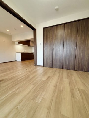 【洋室】 | ファミリーコーポ今福 | 洋室（約6.0帖）：間仕切りを開放することでLDKとの一体利用も可能！