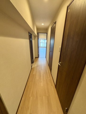 【玄関】 | ファミリーコーポ今福 | 温もりを感じられるシンプルな内装です。