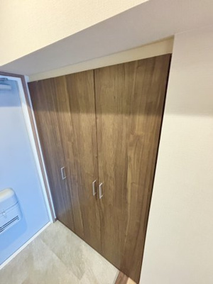 【玄関】 | ファミリーコーポ今福 | たっぷりの玄関収納で、散らかりがちな玄関も常にすっきり。