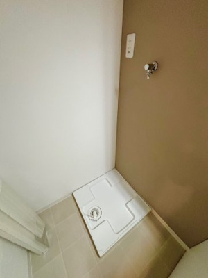 【ランドリースペース】 | ファミリーコーポ今福 | 洗濯機から床への漏水を防ぐことが出来る防水パン設置済み。