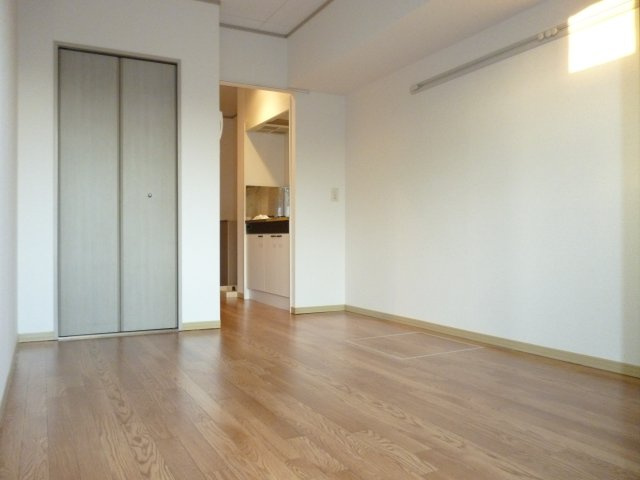 プロムナード中浦和の居間・リビング|別号室の参考写真です。