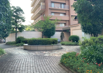【中庭】 | パークフィーネ南大沢 | 中庭（パティオ）とは、一つの建築物の内部に設けられた、壁などで囲われている庭のことを指します。コの字型、ロの字型が主流ですが、L字型の中庭もあります。最近では、インテリア性の高さからも人気があります。