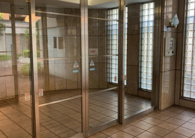 【エントランス】 | パークフィーネ南大沢 | マンションのエントランスには、もともと風よけや防犯の役割がありますが、マンションによって宅配ボックスなどの設備が備わっている所もあります。日々の生活をイメージしながら生活しやすさをチェックしましょう。