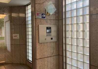 【防犯設備】 | パークフィーネ南大沢 | 当然のことではありますが、オートロックやセンサーライト、ホームセキュリティーなどの防犯設備があれば、小さいお子様がいるご家庭も安心ですよね！まず物件購入の際は、防犯設備もチェックするようにしましょう。