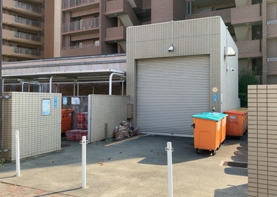 【設備】 | パークフィーネ南大沢 | 共有部分は、住民なら誰もが使える設備のこと。例えば駐車場やエレベーター、インターネット設備、セキュリティ設備などがあります。他にも、マンションの廊下・外部階段やエントランス・ゴミ置き場などがあります。