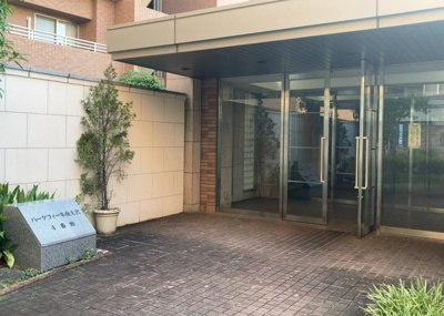 【玄関】 | パークフィーネ南大沢 | 玄関は家の顔でもあり、家族以外の目にも止まる場所です。玄関は外との間を仕切る扉、靴などをしまっておく収納スペース、靴脱ぎのたたきスペース、来客とのやり取りをするドアホンなど複数のアイテムからなります。