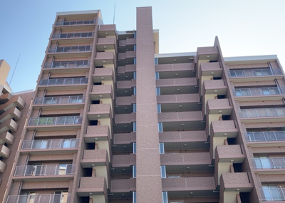 【外観】 | パークフィーネ南大沢 | 外観はマンション管理がされているかの目安になります。築年数が古いと、壁面は劣化してひび割れが生じることも！建物が古びていても細かいところが修繕されていると、きちんと管理されているなぁと感じるでしょう。