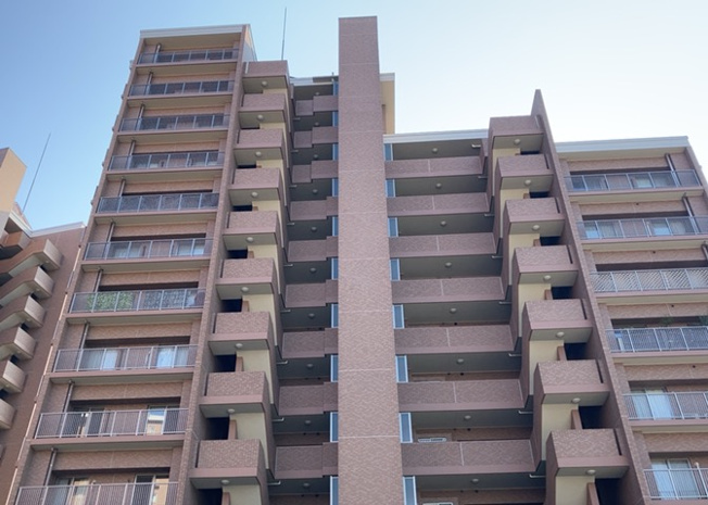 【外観】 | パークフィーネ南大沢 | 外観はマンション管理がされているかの目安になります。築年数が古いと、壁面は劣化してひび割れが生じることも！建物が古びていても細かいところが修繕されていると、きちんと管理されているなぁと感じるでしょう。