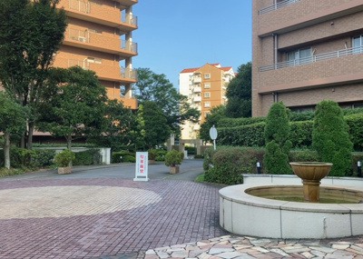 【展望】 | パークフィーネ南大沢 | 眺望の良さを楽しめるダイニングキッチンで家族団らんの時間を過ごしてはいかがでしょうか。バルコニーから見える景色を家族で眺める時間は、時間が経つのを忘れてしまいそうですね。是非、現地を見に行きましょう！