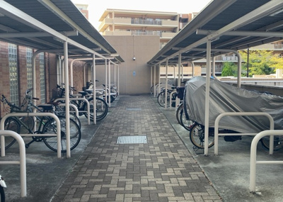 【駐車場】 | パークフィーネ南大沢 | 車一台あたりに必要なスペースは、標準サイズの普通自動車で横幅2m50cm、長さ5mは必要になります。ただし、乗降のことも考慮して横幅3m30cm、長さ5m50cmほどは確保できるところを選びましょう。