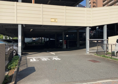 【駐車場】 | パークフィーネ南大沢 | 駐車場と明記されていても、最小スペースでつくられた駐車場だと大型車は駐車できなかったり、出入りしにくくなったりする可能性があります。お車のサイズと購入したい物件の駐車場のサイズを現地で確認しましょう。