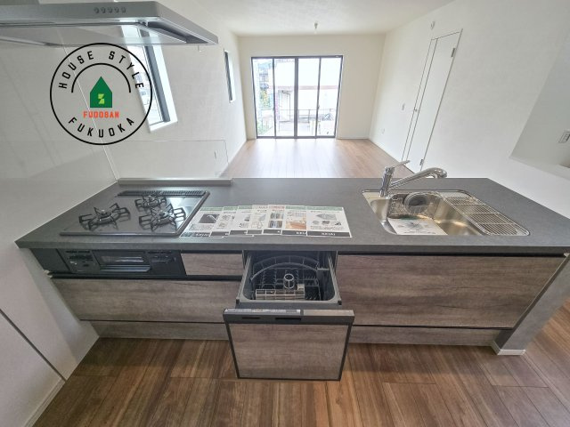 福岡市早良区野芥5丁目第3-3棟（3号棟）　のキッチン|ご家族を近くに感じられる対面キッチンのLDK。会話もはずみそうですね。