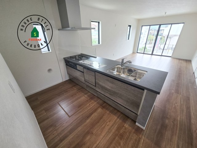 福岡市早良区野芥5丁目第3-3棟（3号棟）　のキッチン|ダイニングテーブルへの配膳がラクラク、お料理はかどるカウンター付きシステムキッチン！