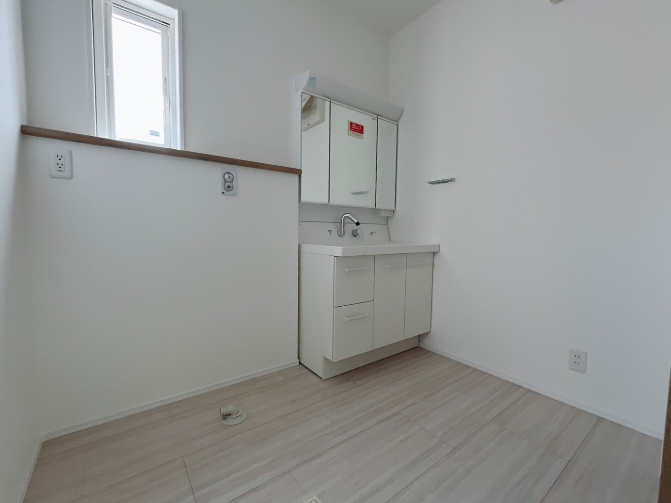 【新築戸建】太田市東矢島町の独立洗面台|■洗面室｜洗濯機を置いてもゆとりある広さの洗面脱衣室です♪三面鏡の洗面化粧台なので身支度もしやすくおしゃれが好きな方にも嬉しい設計です♪窓があるので換気の際も楽ちんです♪