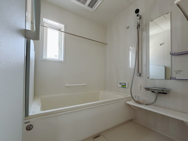 【新築戸建】太田市東矢島町の浴室|■浴室｜大人が足を伸ばしても入れる広々浴槽ですので、肩まで浸かって体全体をしっかり温められます。大きな窓がついておりますので、湿気で篭りがちなバスルームも換気することができます( ＾＾ )