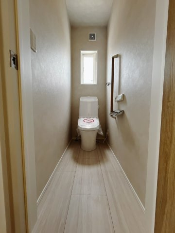 【新築戸建】太田市東矢島町のトイレ|■トイレ｜白で統一されたトイレになっています。窓付きで常に換気できて、綺麗を保てます！