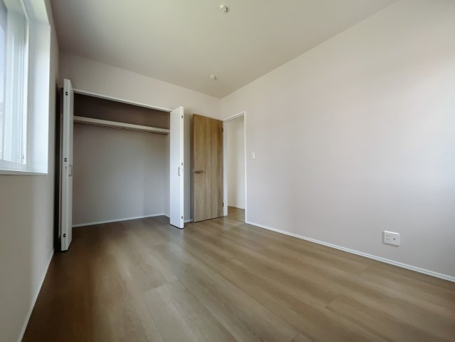 【新築戸建】太田市東矢島町の洋室|■1階洋室｜ナチュラルカラーの床です。模様替えなどとても楽しく工夫できます♪陽当たり、風通しもとても良いので毎日快適な生活スタートです！子供部屋にも良いですね♪