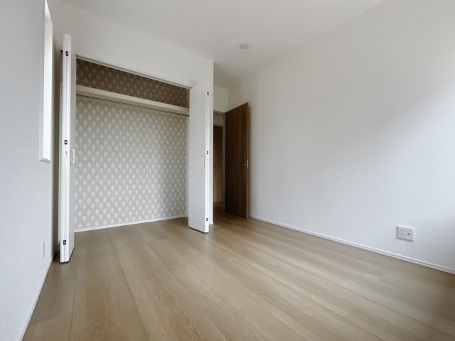 【新築戸建】太田市東矢島町の洋室|■1階洋室｜1階各居室には収納をご用意しています♪常にお部屋を綺麗に保てます！小さなお子様も自然とお片付けができるようになるのでうれしいですよね！