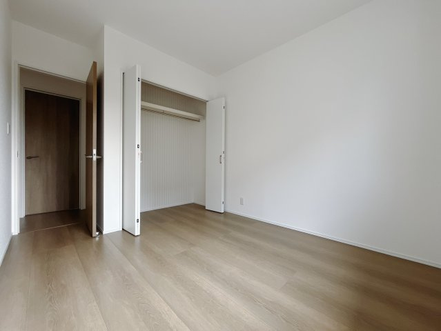 【新築戸建】太田市東矢島町の洋室|■1階洋室｜縦に長い窓が特徴的な2階の一室。建売では珍しいおしゃれなデザインです♪　大きな収納があるのでいつでも部屋がすっきりと片付きます*。