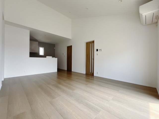 【新築戸建】太田市東矢島町の居間・リビング|■リビング｜時の流れと共に陽射しは装いを変え空間に新たな彩りを与えます。一日中家に居ても飽きることなく過ごすことができる素敵な空間です♪