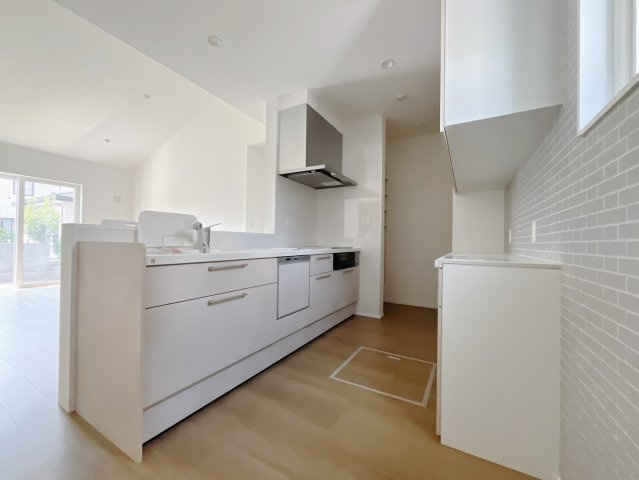 【新築戸建】太田市東矢島町のキッチン|■リビング｜陽当たり良好のリビングダイニング♪賃貸では叶わなかった、お友達とのホームパーティや大音量で映画やテレビを楽しむことができます(*^^*)