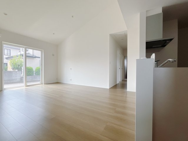 【新築戸建】太田市東矢島町の居間・リビング|■リビング｜木製で懐かしさのある家具やアンティーク調の小物に囲まれてレコードを流したり小説を読んだり…そんな心ときめく暮らしをしませんか？