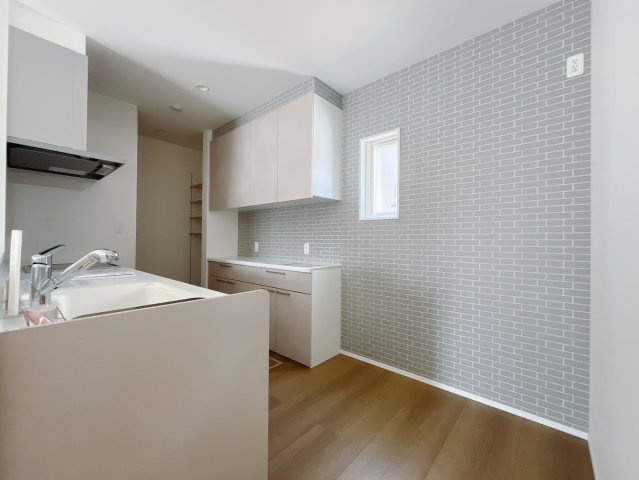 【新築戸建】太田市東矢島町のキッチン|■キッチン｜作業がはかどる広々カウンタースペース。会話がはずむ「オープンキッチン」なので家族とのコミュニケーションも活発になります。