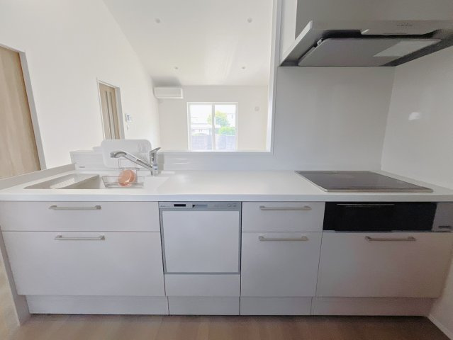 【新築戸建】太田市東矢島町のキッチン|■キッチン｜お料理をしながら会話も弾むカウンターキッチン。出来上がったお料理をカウンター越しからお子様に運んでもらったりと、お手伝いも楽しくしてもらえることができます♪