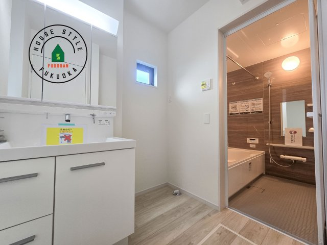 春日市塚原台2丁目第1-1棟（1号棟）　の脱衣所|ゆとりの洗面スペースで朝の身支度もスムーズに。暮らしを快適に変えるシャワー付洗面台です！