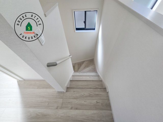 春日市塚原台2丁目第1-1棟（1号棟）　の内装|＜手すり付階段＞手すりがないと階段の昇り降りで危険なことはもちろん、壁に手をつきながら歩くことで壁紙が汚れやすくなります。すべての方に快適に昇り降りしていただくため、手すりを設置しました。