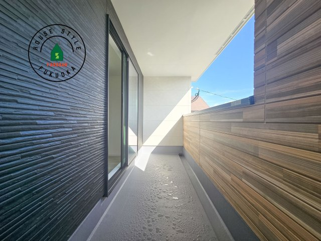 春日市塚原台2丁目第1-1棟（1号棟）　のバルコニー|風をしっかりと感じられるバルコニーでは、毎日が洗濯日和です。広々としているので洗濯も楽しくなるでしょうし、気分転換にバルコニーからの眺めを楽しむのもいいでしょう。