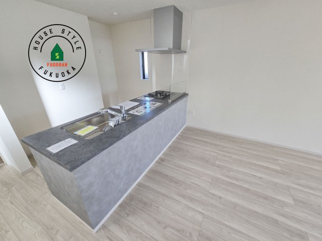 春日市塚原台2丁目第1-1棟（1号棟）　のダイニング|キッチンから立ち込める香りが今日の料理を期待させます。