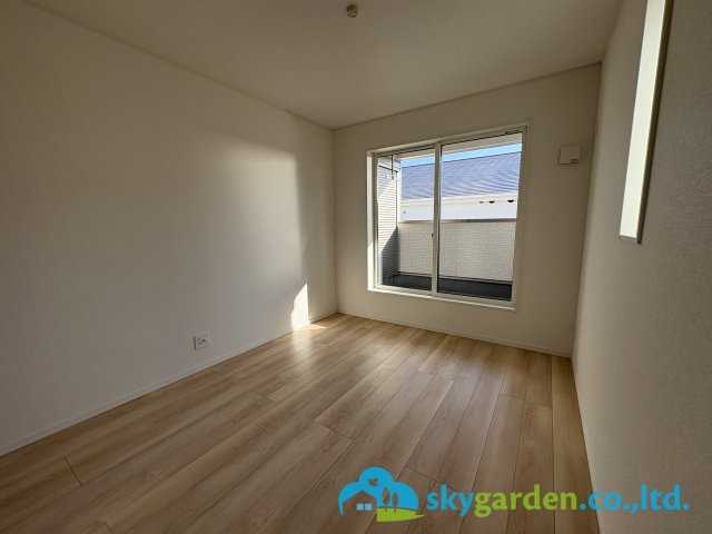 茅ヶ崎市柳島第11　新築戸建　全8棟3号棟の洋室|二面採光で明るい室内