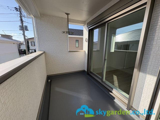 茅ヶ崎市柳島第11　新築戸建　全8棟3号棟のバルコニー|暖かな日差しのふりそそぐバルコニー