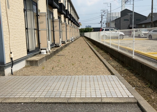 【外観】 | レオパレスジパング | 物件によっては、入居者が個人的に使用できる専用庭がついているものもあります。また、住宅の中にある土間の部分を庭と呼ぶこともあります。庭の用途は住む人によって変わり、それによってデザインもさまざまです。