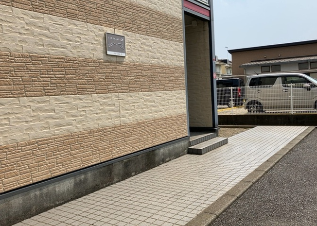 【中庭】 | レオパレスジパング | 中庭（パティオ）とは、一つの建築物の内部に設けられた、壁などで囲われている庭のことを指します。コの字型、ロの字型が主流ですが、L字型の中庭もあります。最近では、インテリア性の高さからも人気があります。