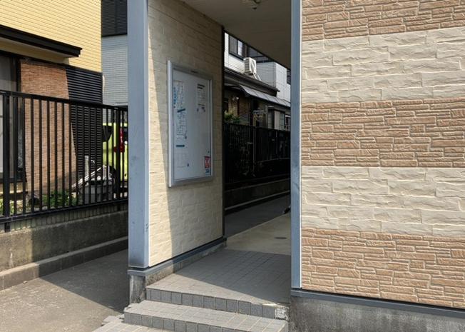 【エントランス】 | レオパレスジパング | マンションのエントランスには、もともと風よけや防犯の役割がありますが、マンションによって宅配ボックスなどの設備が備わっている所もあります。日々の生活をイメージしながら生活しやすさをチェックしましょう。