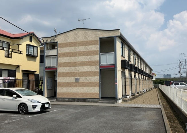 【外観】 | レオパレスジパング | 眺望の良さを楽しめるダイニングキッチンで家族団らんの時間を過ごしてはいかがでしょうか。バルコニーから見える景色を家族で眺める時間は、時間が経つのを忘れてしまいそうですね。是非、現地を見に行きましょう！