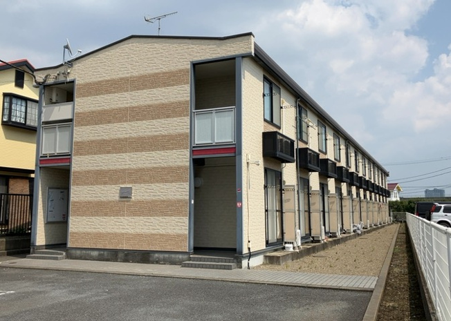 【外観】 | レオパレスジパング | 景色重視でお家選ぶをするとスーパーが遠い！学校が遠い！など生活をするうえで利便性で困ることもあります。まず一度現地を見学する際に、周辺の施設などがあるかを確認し、暮らし始めた後のことを想像しましょう。