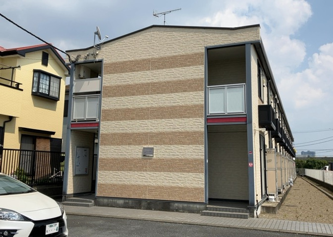 【外観】 | レオパレスジパング | 道幅が広い場所は日当たりや風通が良好です。幅が広いのですれ違いも可能ですし大きな車でも駐車可能！一方で、大型車が通ることも多くなるため交通量の増加により騒音に繋がります。また土地の値段が高くなります。