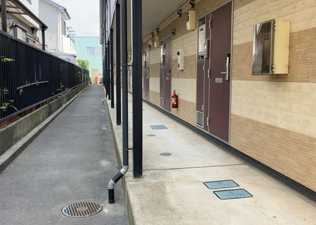 【内装】 | レオパレスジパング | 共有部分は、住民なら誰もが使える設備のこと。例えば駐車場やエレベーター、インターネット設備、セキュリティ設備などがあります。他にも、マンションの廊下・外部階段やエントランス・ゴミ置き場などがあります。