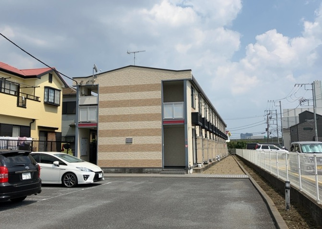 【外観】 | レオパレスジパング | 外観はマンション管理がされているかの目安になります。築年数が古いと、壁面は劣化してひび割れが生じることも！建物が古びていても細かいところが修繕されていると、きちんと管理されているなぁと感じるでしょう。