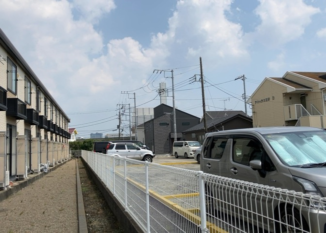 【展望】 | レオパレスジパング | 眺望の良さを楽しめるダイニングキッチンで家族団らんの時間を過ごしてはいかがでしょうか。バルコニーから見える景色を家族で眺める時間は、時間が経つのを忘れてしまいそうですね。是非、現地を見に行きましょう！