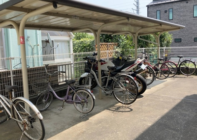 【駐車場】 | レオパレスジパング | 車一台あたりに必要なスペースは、標準サイズの普通自動車で横幅2m50cm、長さ5mは必要になります。ただし、乗降のことも考慮して横幅3m30cm、長さ5m50cmほどは確保できるところを選びましょう。